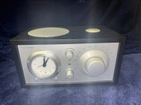 Радиоприемник с часами Tivoli Model Three BT